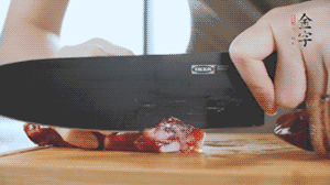 食材統(tǒng)統(tǒng)切成片，待用。