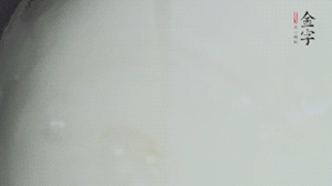 將浸泡了30分鐘的米放入電飯煲中，在水中加入半勺油。