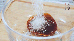 合上蓋子，啟動電源煮飯。期間混合好調(diào)味汁。