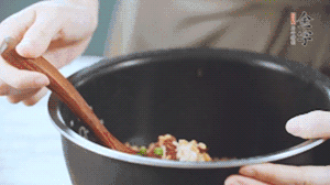 揭開鍋蓋，放上青菜，荷包蛋，就可以吃了。