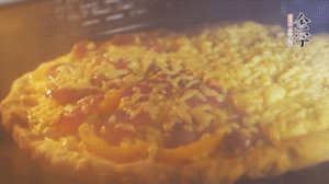 準(zhǔn)備好披薩餅皮，烤盤刷油后入烤箱預(yù)熱10分鐘，放上面餅后180度烤10分鐘。（現(xiàn)成買的披薩皮，就忽略此步驟）