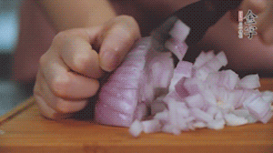 2.半個青椒、半個黃椒切圈、一個洋蔥切丁、三個白蘑菇切片備用。