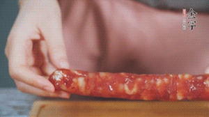 金字火腿肉香腸切成片狀。