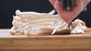 海鮮菇、蟹味菇去掉根部，洗凈。