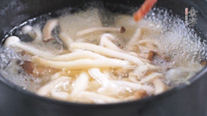 依次放火腿、豆腐，加水大火燒開，小火燉煮20分鐘，出鍋前撒上蔥花即可。