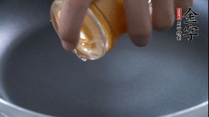 植物油入鍋，翻炒冬瓜。