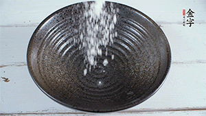 面粉加適量清水，攪拌成糊狀。