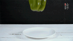 雞蛋打散，加青椒粒、蔥花攪拌。