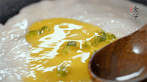 將雞蛋液鋪到面餅上，放上香腸。