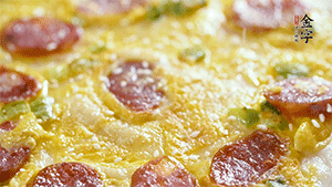 撒上一些芝麻，準備一些番茄醬，一份早餐就做好了。