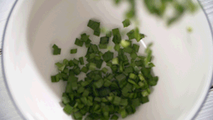 韭菜洗凈，切粒。