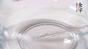 雞蛋加鹽、黃酒均勻打散，下鍋炒散。