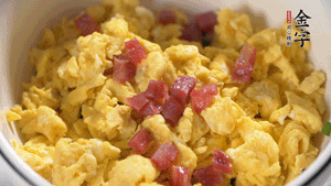 將香腸、韭菜、雞蛋攪拌均勻，可適當(dāng)加玉米油、十三香、味精調(diào)味。