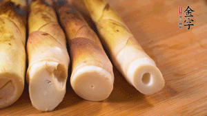 春筍剝?nèi)ネ鈿?，切成滾刀塊。