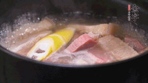 火肉、豬肉加料酒、清水大火煮開(kāi)后，加入春筍小火慢燉40分鐘，出鍋前撒蔥花即可。