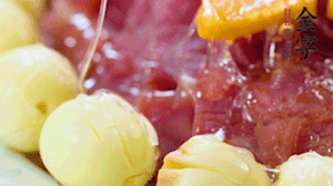 出鍋前10分鐘淋上蜂蜜，倒扣出來撒上桂花，擺上胡蘿卜裝飾即可。