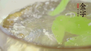 萵筍去皮切片，加鹽焯水。