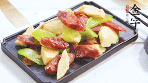 熱油下鍋，依次下金字香腸、萵筍、冬筍，均勻翻炒。