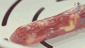 香腸蒸至半熟切片，筍切丁備用。