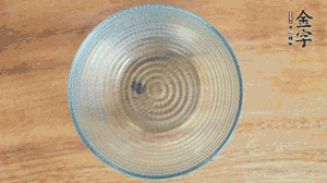 取一個(gè)碗，香菇倒放，香腸片圍繞鋪成圓形，加炒好的米飯壓實(shí)。