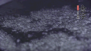 小青菜洗凈后，鍋中水燒開，放點鹽和滴幾滴油后燙熟。