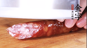 金字肉感香腸切成片，大蒜切末。