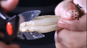 蟹味菇去掉根部洗凈。