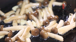 熱油下鍋煸香蒜末，依次加蟹味菇、香腸、西蘭花均勻翻炒，放適量水燜煮3分鐘。