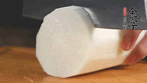 白蘿卜去皮切塊，豆芽洗凈。