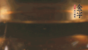 冷水下鍋，加入牛仔骨、姜片焯水備用。