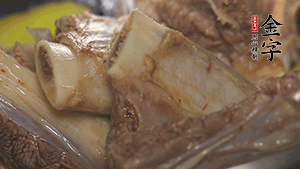 鍋中加熱適量油，加入姜和牛仔骨炒至外表呈金棕色。