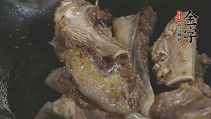 加入白蘿卜、料酒、水、火腿煮40分鐘。