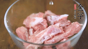 切成小段的排骨洗凈后，加姜片焯水3分鐘。