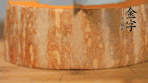 南瓜去皮洗凈后，切成規(guī)則的長方形。