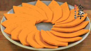 秋葵、南瓜交叉擺在盤中，然后香腸片置于上面，擺成花環(huán)狀。