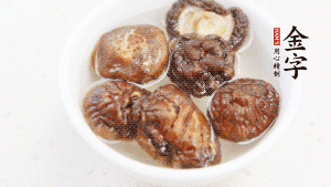 鍋加熱至7成，放蘿卜絲煸炒，加3粒冰糖翻炒至透明，盛出備用。