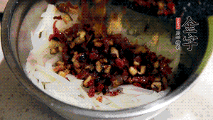 在蒸盤中鋪上油紙，鋪好食材后壓一壓，蒸箱中蒸30分鐘即可。（蒸好的蘿卜糕切成厚片，用少量油煎一下，撒點蔥花口味更好。）