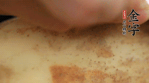 金字香腸切片，藕去皮切薄片備用。