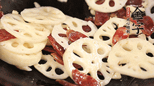 依次下香腸片、藕片翻炒均勻，加適量清水燜熟。