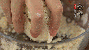 揉勻成光滑的面團后，醒發(fā)半小時。