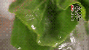 小青菜從根部掰開，分別洗凈。