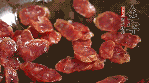 鍋中油7成熱時，，先放香腸煸香，再放荷蘭豆、小玉米均勻翻炒。（可淋點料酒或清水讓香腸口感軟一些）