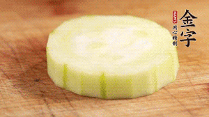 將香腸片鋪到絲瓜圈上。