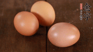 雞蛋加鹽打散1分鐘。