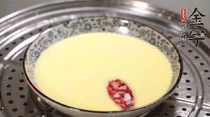 將香腸片均勻鋪上，繼續(xù)蒸6分鐘。