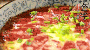 出鍋前淋上少許生抽、香油調(diào)味，撒上蔥花就可以了。