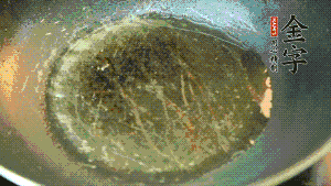 熱油起鍋，依次放入胡蘿卜粒、青椒粒、洋蔥粒煸炒均勻。