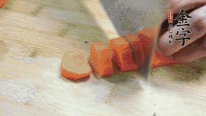 食材洗凈后，胡蘿卜切成塊，鮮香菇切成十字花刀備用。