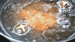 將烏冬面放入調(diào)好味的面湯中一起煮熟。（選擇烏冬面的原因，第一是因?yàn)椴锁B也能很好地做出成品，而不用擔(dān)心會糊鍋或者黏在一起；第二是因?yàn)榘咨拿鏃l，在夏天看起來更有食欲。）