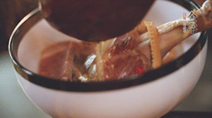 筍干提前冷水浸泡3小時(shí)，浸泡后將筍干撕成條狀。